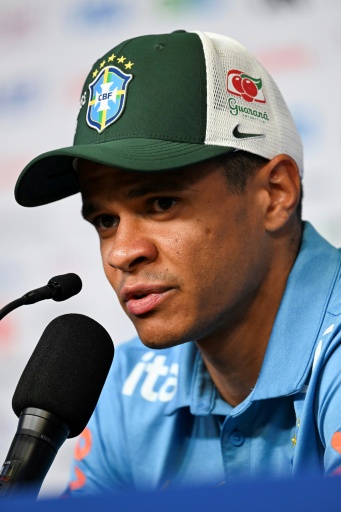 Douglas Santos durante entrevista coletiva em Basking Ridge, Nova Jersey