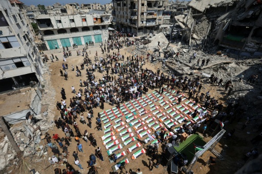 El funeral de los miembros de las familias Abu Sharia y Al Hasayna recientemente recuperados entre las ruinas en el barrio de Al Sabra, en Ciudad de Gaza, golpeado por bombardeos israelíes, el 4 de agosto de 2026 — Omar al Qattaa / AFP