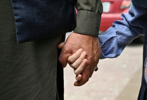 Un padre afgano sostiene la mano de su hija — Isabelle WESSELINGH / AFP