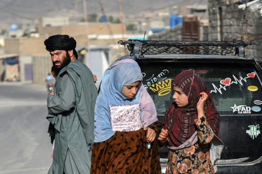 Dos niñas caminan hacia una madraza o escuela islámica en Kandahar — Sanaullah SEIAM / AFP