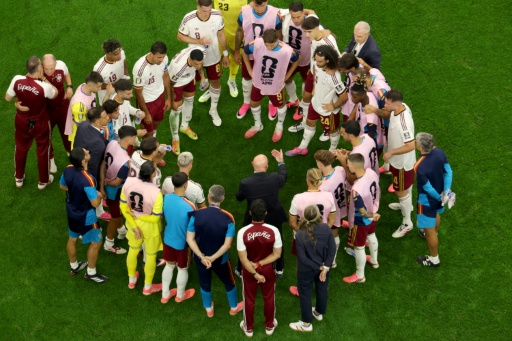 Luis De la Fuente da instrucciones a los jugadores de España durante una pausa de hidratación en la semifinal del Mundial ganada ante Francia. En Arlington (cerca de Dallas, Estados Unidos), el 14 de julio de 2026 — Odd ANDERSEN / AFP