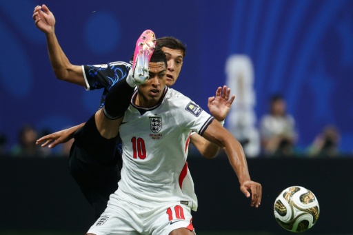 El argentino Nahuel Molina (detrás) y el inglés Jude Bellingham (delante) durante la semifinal ganada por los sudamericanos en el Mundial. En Atlanta (Estados Unidos), el 15 de julio de 2026 — Odd ANDERSEN / AFP
