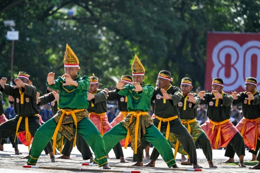 La autoridad islámica indonesia prohíbe a los hombres llevar "ropa femenina" para celebrar la independencia