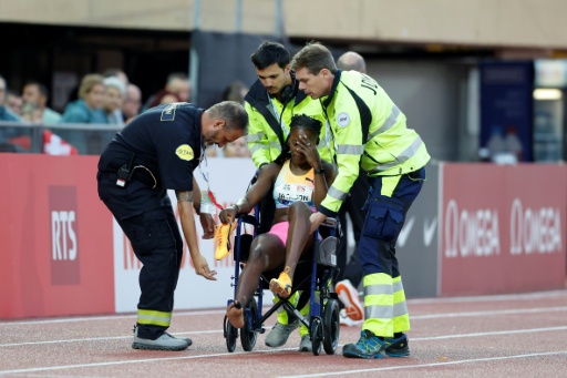 La atleta jamaicana Shericka Jackson abandona la pista en silla de ruedas tras lesionarse en los 200 metros de la reunión de la Liga de Diamante de Lausana (Suiza), el 21 de agosto de 2026 — Stefan Wermuth / AFP