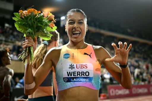 La suiza Audrey Werro celebra su victoria en los 800 metros de la reunión de la Liga de Diamante de atletismo de Lausana (Suiza), el 21 de agosto de 2026 — Fabrice COFFRINI / AFP