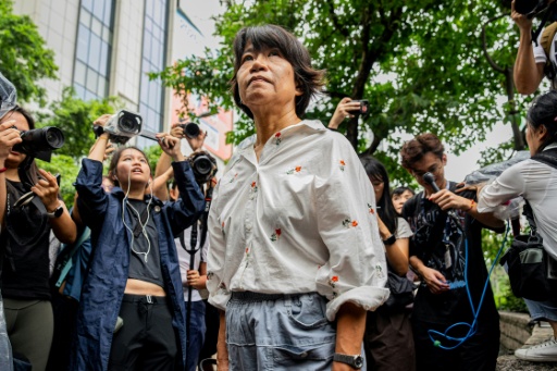 Elizabeth Tang Yin-ngor, ancienne syndicaliste et épouse de Lee Cheuk-yan, devant le tribunal après le jugement de son mari à Hong Kong, le 21 août 2026 — Leung Man Hei / AFP