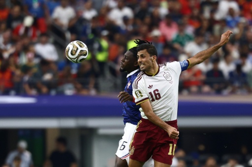 Le milieu français Manu Koné (à gauche) et le capitaine espagnol Rodri lors de la demi-finale du Mondial le 14 juillet 2026 à Arlington (Texas) — CHARLY TRIBALLEAU / AFP