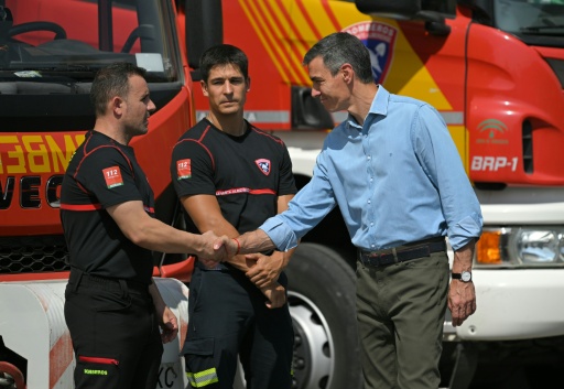 Sanchez (R) arrived in the southern municipality of Turre to meet the emergency services