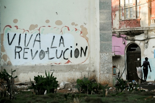 Un graffiti en La Habana que dice "Viva la revolución", en una imagen del 29 de julio de 2026. — YAMIL LAGE / AFP