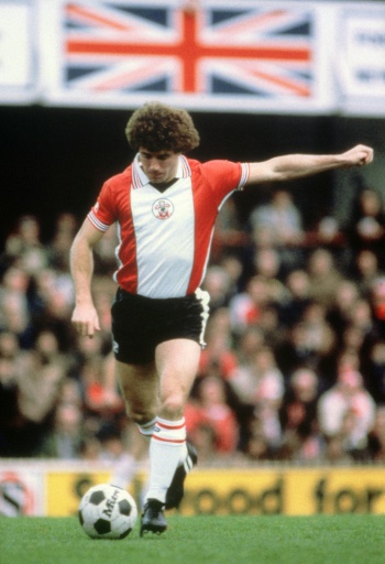 Kevin Keegan chuta a bola durante uma partida da Premier League em Londres, em novembro de 1981, enquanto jogava pelo Southampton. — STAFF / AFP