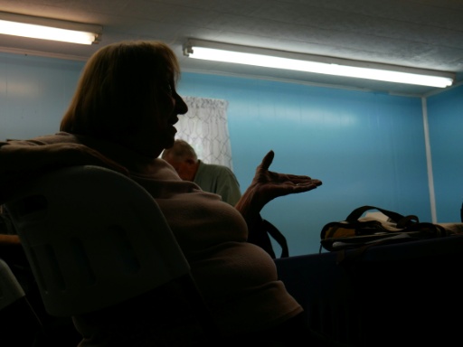 Debbie Wills, coordinatrice du Black Lung Program at Valley Health System, s'exprime durant une réunion, le 13 août 2026 à Cabin Creek, en Virginie-Occidentale (Etats-Unis) — Pierre HARDY / AFP