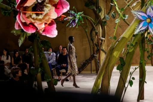 Une mannequin présente une création Chanel pour la collection Haute Couture Femme Automne-Hiver 2026-2027 lors de la Fashion Week de Paris, le 7 juillet 2026