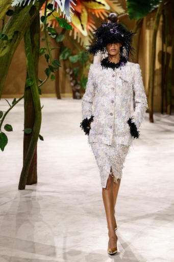 Une mannequin présente une création Chanel pour la collection Haute Couture Femme Automne-Hiver 2026-2027 lors de la Fashion Week de Paris, le 7 juillet 2026