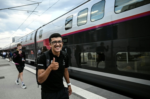 El ecuatoriano Richard Carapaz, maillot a lunares del Tour de Francia, en la estación de Grenoble antes de tomar el tren rumbo a París para correr la última etapa, el 25 de julio de 2026 — Loic VENANCE / AFP