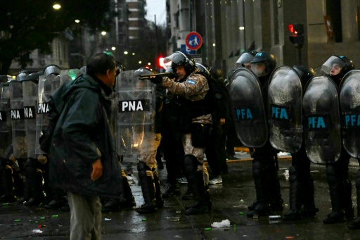 Manifestantes entram em confronto com polícia na Argentina por projeto de lei em favor da propriedade privada