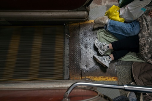 Des habitants de Kiev réfugiés dans une station de métro pendant une attaque de missiles russes sur la ville, le 30 juillet 2026 — OLEKSII FILIPPOV / AFP