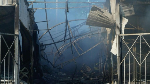Ukraine: un incendie provoqué par une frappe russe ravage un marché à Kiev — Sergii VOLSKYI / AFP