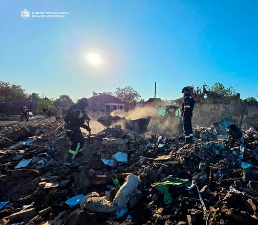 Des secouristes ukrainiens fouillent les décombres d'une maison détruite dans une frappe russe dans le village de Radouchné qui a laissé dix membres d'une même famille présumés morts, sur cette photo fournie par l'administration militaire de la région de Dnipropetrovsk le 30 juillet 2026 — Handout / AFP