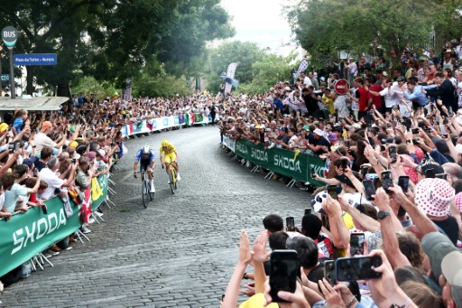 El corredor esloveno del UAE Team Emirates - XRG, Tadej Pogacar, con el maillot amarillo, y el corredor neerlandés del equipo Alpecin - Premier Tech, Mathieu van der Poel, suben por la Butte de Montmartre en la 21ª etapa del Tour de Francia, en París, el 26 de julio de 2026 — Xavier GALIANA / AFP