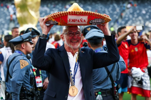 El seleccionador de fútbol de España, Luis de la Fuente, se pone un sombrero tras la victoria sobre Argentina en la final del Mundial, en East Rutherford (Nueva Jersey, EEUU), el 19 de julio de 2026 — Franck Fife / AFP