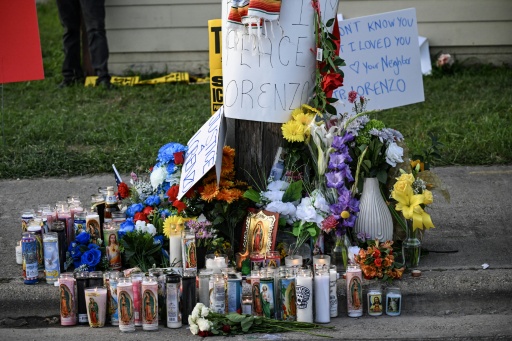En la imagen se muestra un altar improvisado en el lugar donde Lorenzo Salgado fue baleado por un agente del ICE durante una protesta en Houston, Texas, el 8 de julio de 2026