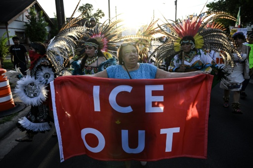 Personas participan en una protesta contra el Servicio de Inmigración y Control de Aduanas de Estados Unidos (ICE) en Houston, el 8 de julio de 2026