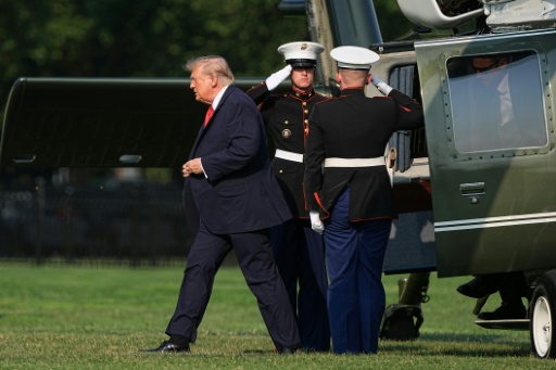 Le président américain Donald Trump descend de Marine One après avoir atterri à l'Ellipse, près de la Maison Blanche à Washington, le 15 juillet 2026 — Haiyun Jiang / AFP