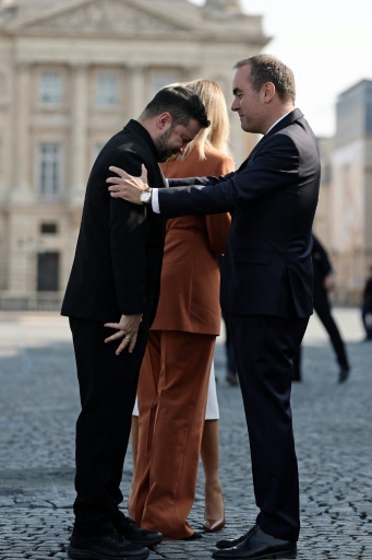 El Primer Ministro de Francia, Sebastien Lecornu (D), da la bienvenida al presidente de Ucrania, Volodimir Zelenski, para el desfile militar anual del Día de la Bastilla en la Plaza de la Concordia de París el 14 de julio de 2026