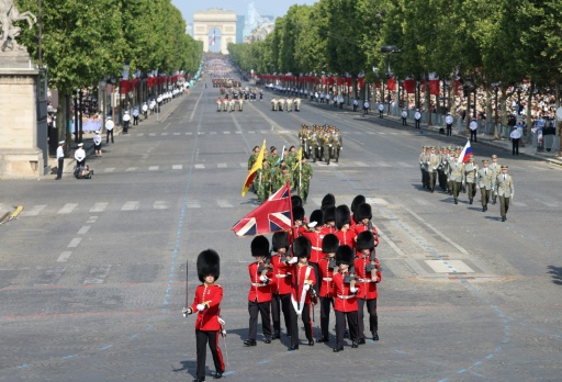 Soldados británicos desfilan como invitados en los Campos Elíseos, el 14 de julio de 2026 en París