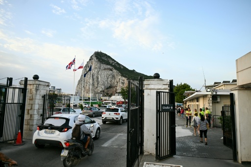 Des piétons et automobilistes circulent pour la première fois sans contrôles frontaliers depuis La Línea de la Concepción, en Espagne, vers le territoire britannique de Gibraltar, le 15 juillet 2026 — JORGE GUERRERO / AFP