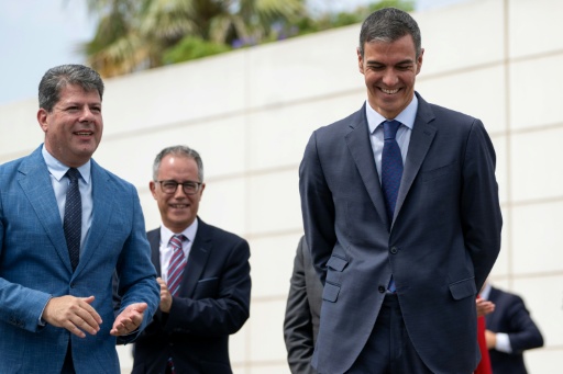 Le Premier ministre espagnol Pedro Sánchez (d) et le chef du gouvernement de Gibraltar, Fabian Picardo (g), assistent à une cérémonie marquant la fin des contrôles aux frontières entre l'Espagne et le territoire britannique de Gibraltar, au poste-frontière de La Línea de la Concepción, dans le sud de l'Espagne, le 15 juillet 2026 — JORGE GUERRERO / AFP