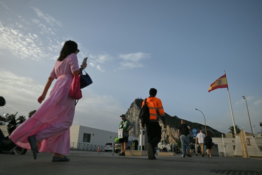 Des personnes arrivent à pied à La Línea de la Concepción, en Espagne, pour entrer dans le territoire britannique de Gibraltar sans contrôles frontaliers, le 15 juillet 2026 — JORGE GUERRERO / AFP