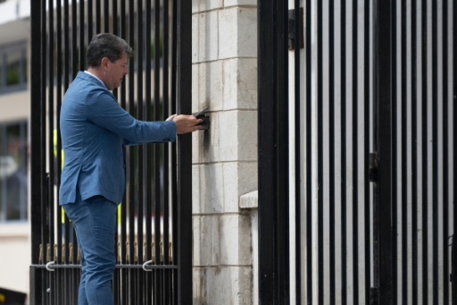Le gouvernement de Gibraltar, Fabian Picardo, démonte une partie de la clôture frontalière lors d'une cérémonie marquant la fin des contrôles aux frontières entre l'Espagne et le territoire britannique de Gibraltar, au poste-frontière de La Línea de la Concepción, dans le sud de l'Espagne, le 15 juillet 202 — JORGE GUERRERO / AFP