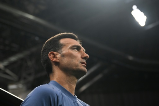 'Este grupo não para de me surpreender', diz Scaloni após vitória sobre a Inglaterra