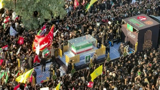 Irak: des milliers de fidèles entourent la dépouille de l'ayatollah Ali Khamenei à Najaf