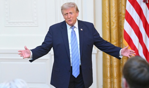 El presidente de Estados Unidos, Donald Trump, gesticula tras pronunciar un discurso a la nación en el que advirtió a los estadounidenses que la integridad electoral estaba en riesgo. — SAUL LOEB / AFP