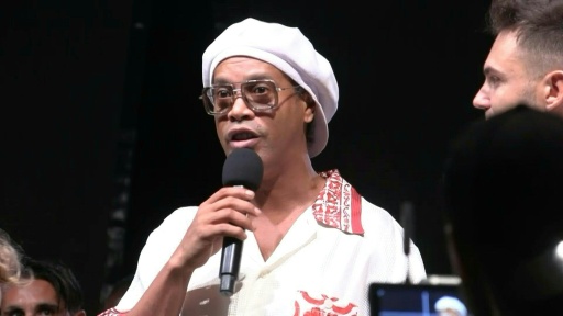 Ronaldinho retorna ao futebol na 3ª divisão italiana em busca do gol 300