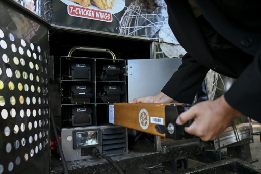 Le food truck de William Arevalo, alimenté par des batteries électriques, dans un parc de l'arrondissement du Queens à New York, le 23 juillet 2026 — ANGELA WEISS / AFP