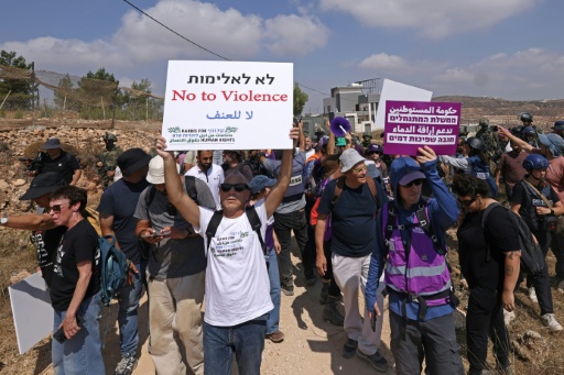 نشطاء إسرائيليون يوصلون مواذ غذائية إلى فلسطينيي قُصرةالمحاصَرين