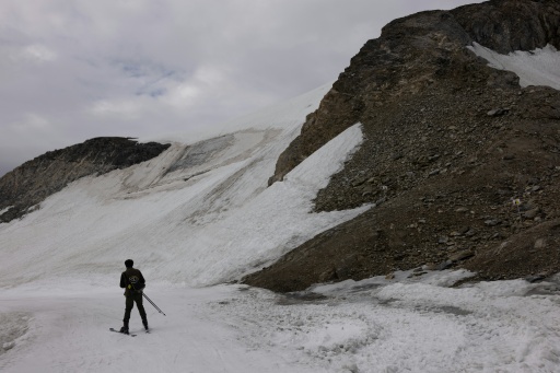 Un skieur descend une piste du glacier de la Grande Motte, le 11 juillet 2026 à Tignes, en Savoie