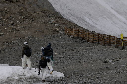 Des skieurs au départ d'une piste rouge, le 11 juillet 2026 à Tignes, en Savoie