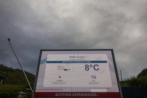 Un panneau affiche des informations relatives à la météo, le 11 juillet 2026 à Tignes, en Savoie