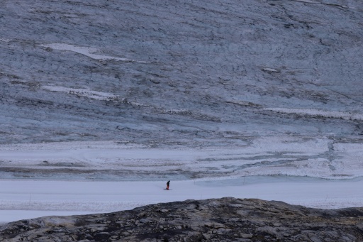 Un skieur sur une piste de la Grande Motte, le 11 juillet 2026 à Tignes, en Savoie