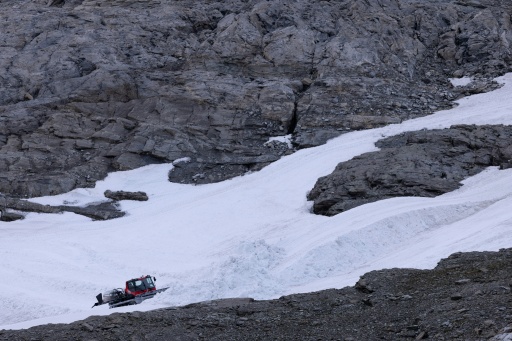 Une dameuse sur le glacier de la Grande Motte, le 11 juillet 2026 à Tignes, en Savoie
