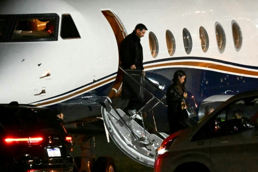 Lionel Messi y su mujer, Antonela Rocuzzo, descienden de un avión privado el 8 de agosto de 2026 en Rosario, Argentina, tras la muerte del padre del astro, Jorge, en esa ciudad — Luis ROBAYO / AFP
