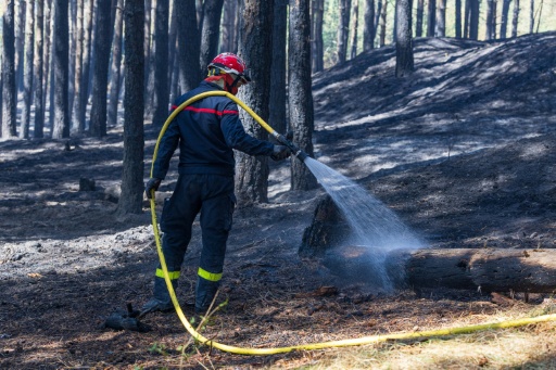 Des pompiers en intervention contre un incendie à Dannes (Pas-de-Calais), le 13 août 2026 — PASCAL BONNIERE / AFP