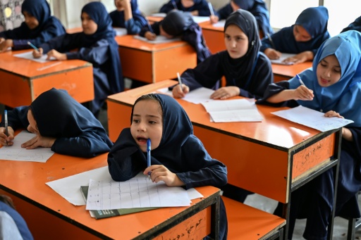 Des jeunes filles afghanes passent leurs examens de mi-semestre dans une école primaire à Kaboul, le 21 juillet 2026 — STR / AFP