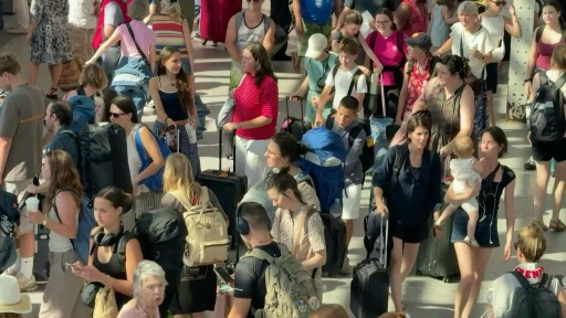 Gare de Lyon : les voyageurs par milliers quittent Paris