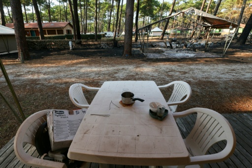 Une table en plastique et du matériel de camping calciné au camping "Le Grand Crohot Ocean", à Lège-Cap-Ferret, en Gironde, le 27 juillet 2026 — Alain JOCARD / AFP