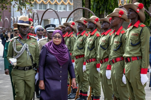 La présidente de Tanzanie Samia Suluhu Hassan (2e G) passe en revue une garde d'honneur de la police à son arrivée le 14 novembre 2025  au Parlement à Dodoma, la capitale tanzanienne